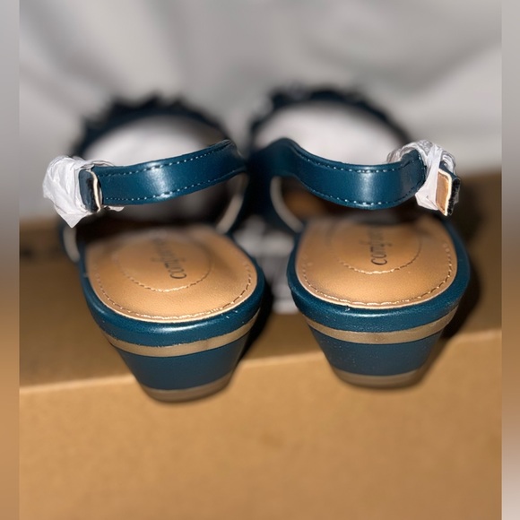 Flat heel shoes with flower detail - Picture 3 of 8